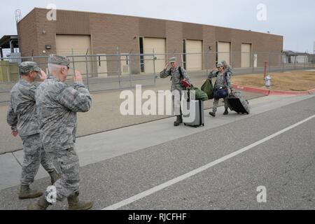 Am 7. Oktober, 2018 Generalleutnant L. Scott Reis, der Direktor der Air National Guard und Colonel Reed Drake, der Kommandant der 144 Fighter Wing Austausch mit überlebensgroßen Flieger die Vorbereitung für eine temporäre Aufgabe Belegung ("Heut") für Sentry Aloha auf Hawaii zu fahren. Generalleutnant Reis nahm eine Tour durch die 144 FW treffen Flieger aus einer Vielzahl von Karriere Felder und den Zustand der Ang und die Rolle der 144 FW diskutiert. Stockfoto