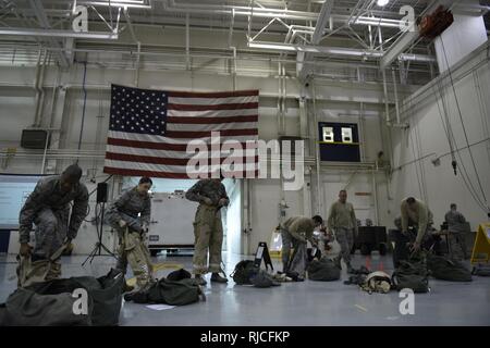 Mitglieder der 145 Airlift Wing don Gemeinsamen Dienst leichte Integrierte Anzug Technologie während der chemischen, biologischen, radiologischen und nuklearen Verteidigung Ausbildung an der North Carolina Air National Guard Base, Charlotte Douglas International Airport, Jan. 8, 2018 statt. Die Ausbildung ist eine große Anforderung für Flieger Bereitschaft, Vertrautheit mit Verfahren zu gewährleisten und die Hände mit erteilten Schutzausrüstung. Stockfoto