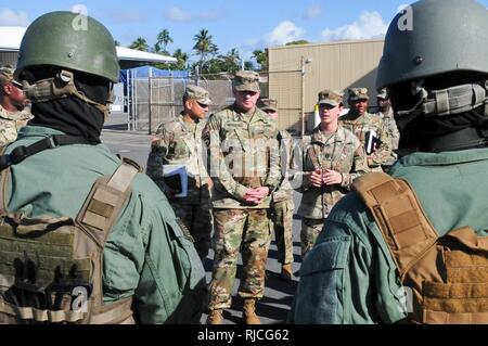 Die 8 Theater Sustainment Command hosted Frau Sandra Cancinos, den militärischen Angelegenheiten Verbindungsbeamte für Kongreßabgeordnetes Tulsi Gabbard, 2. Bezirk von Hawai'i, und Command Sgt. Maj. Rodger Mansker, Senior Advisor für die United States Army Material Command diese Woche eingetragen. Während der Besuche, Frau Cancinos und CSM Mansker erhalten Fähigkeiten Briefings von der 545th Transportation Company, 728th Military Police Battalion und 303 D Ordnance Battalion - EOD. Die Veranstaltung endete mit einem Rundgang durch die LSV-2 CW 3 Harold C. Einhänger. Stockfoto