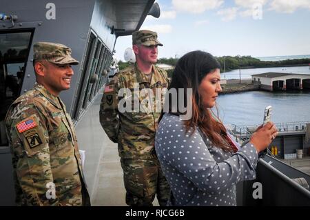 Die 8 Theater Sustainment Command hosted Frau Sandra Cancinos, den militärischen Angelegenheiten Verbindungsbeamte für Kongreßabgeordnetes Tulsi Gabbard, 2. Bezirk von Hawai'i, und Command Sgt. Maj. Rodger Mansker, Senior Advisor für die United States Army Material Command diese Woche eingetragen. Während der Besuche, Frau Cancinos und CSM Mansker erhalten Fähigkeiten Briefings von der 545th Transportation Company, 728th Military Police Battalion und 303 D Ordnance Battalion - EOD. Die Veranstaltung endete mit einem Rundgang durch die LSV-2 CW 3 Harold C. Einhänger. Stockfoto