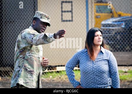 Die 8 Theater Sustainment Command hosted Frau Sandra Cancinos, den militärischen Angelegenheiten Verbindungsbeamte für Kongreßabgeordnetes Tulsi Gabbard, 2. Bezirk von Hawai'i, und Command Sgt. Maj. Rodger Mansker, Senior Advisor für die United States Army Material Command diese Woche eingetragen. Während der Besuche, Frau Cancinos und CSM Mansker erhalten Fähigkeiten Briefings von der 545th Transportation Company, 728th Military Police Battalion und 303 D Ordnance Battalion - EOD. Die Veranstaltung endete mit einem Rundgang durch die LSV-2 CW 3 Harold C. Einhänger. Stockfoto