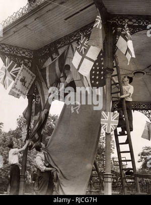WW2 Uhr - Hängende Flaggen - Anglo-sowjetisch weit im Battersea Park Stockfoto