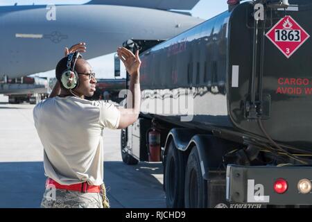 Papst Army Airfield, N.C. - Einen Flieger von der 437th Airlift Wing an Joint Base Charleston, S.C., führt eine 43 d AIr Base Squadron tanklaster als, die es sichert während der Gemeinsamen airdrop Ausbildung auf Grün Rampe hier Jan. 10, 2018 Zu einem C-17 Globemaster III. Die 437Th AW fliegt regelmäßig Schulungen und reale Missionen von Papst. Die 43d Abs ist Teil der 43 d Air Mobility Operations, ein Air Mobility Command Einheit hier, die Luftbrücke Schulung und reale Vorgänge für Armee und Luftwaffe konventionelle und Special Operations Units in Fort Bragg, bewegen Millionen von Pfund an Cargo und Th Stockfoto