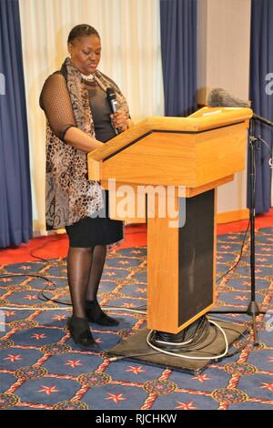 Reverend Peggy M. Williams mit dem Berg Zion Baptist Church von Madison, Wis., gibt Ihrer Präsentation während der Installation die Einhaltung von Martin Luther King Jr. Day am 31.01.11, 2018, am Fort McCoy, Wis Williams, ein Eingeborener von Greenville, Ala., promovierte im Dienst in der christlichen Gemeinschaft Entwicklung und einen Master-Abschluss der Göttlichkeit aus dem Norden Baptistischen Theologischen Seminary-Lombard, Illinois Williams diente als der empfohlene Gastredner für die Veranstaltung. Stockfoto