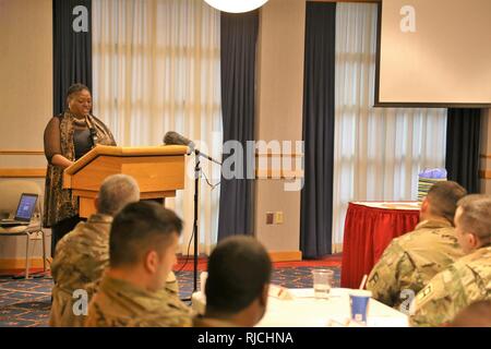 Reverend Peggy M. Williams mit dem Berg Zion Baptist Church von Madison, Wis., gibt Ihrer Präsentation während der Installation die Einhaltung von Martin Luther King Jr. Day am 31.01.11, 2018, am Fort McCoy, Wis Williams, ein Eingeborener von Greenville, Ala., promovierte im Dienst in der christlichen Gemeinschaft Entwicklung und einen Master-Abschluss der Göttlichkeit aus dem Norden Baptistischen Theologischen Seminary-Lombard, Illinois Williams diente als der empfohlene Gastredner für die Veranstaltung. Stockfoto