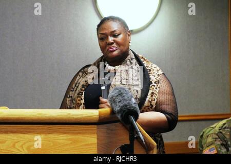 Reverend Peggy M. Williams mit dem Berg Zion Baptist Church von Madison, Wis., gibt Ihrer Präsentation während der Installation die Einhaltung von Martin Luther King Jr. Day am 31.01.11, 2018, am Fort McCoy, Wis Williams, ein Eingeborener von Greenville, Ala., promovierte im Dienst in der christlichen Gemeinschaft Entwicklung und einen Master-Abschluss der Göttlichkeit aus dem Norden Baptistischen Theologischen Seminary-Lombard, Illinois Williams diente als der empfohlene Gastredner für die Veranstaltung. Stockfoto