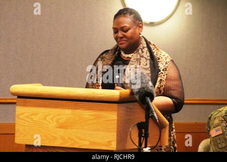 Reverend Peggy M. Williams mit dem Berg Zion Baptist Church von Madison, Wis., gibt Ihrer Präsentation während der Installation die Einhaltung von Martin Luther King Jr. Day am 31.01.11, 2018, am Fort McCoy, Wis Williams, ein Eingeborener von Greenville, Ala., promovierte im Dienst in der christlichen Gemeinschaft Entwicklung und einen Master-Abschluss der Göttlichkeit aus dem Norden Baptistischen Theologischen Seminary-Lombard, Illinois Williams diente als der empfohlene Gastredner für die Veranstaltung. Stockfoto