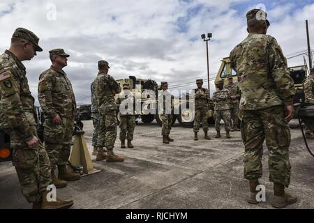 Service für Mitglieder von Joint Task Force-Bravo's Medical Element, 1. Battalion, 228Th Aviation Regiment, die Streitkräfte Bataillon und gemeinsame Sicherheitskräfte hören ein Wasserbüffel Behandlung und Kontrolle der Klasse im Soto Cano Air Base, Honduras, Jan. 09, 2018. Soldaten nahmen an den 40 Std. Kurs über Wasser und Nahrung, Hygiene, chemische Gefahren, Bedrohungen und Entsorgung während der Woche zu lernen und wurden für jede der jeweiligen Einheiten zertifiziert. Stockfoto