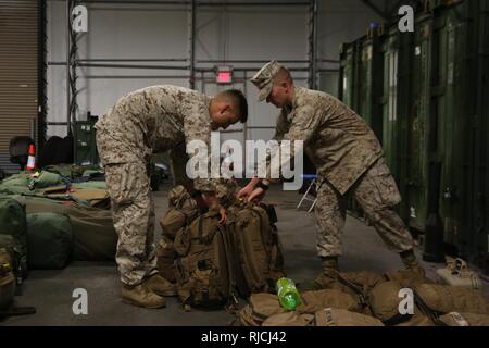 Marines Bühne Gang vor ihrer Abreise zu integrierten Übung 2-18 vom Marine Corps Base Hawaii, Jan. 12, 2018. Während ITX 2-18, die Marines mit 3d Marine Regiment; 2d-Bataillon, 3d Marine Regiment; 1. Bataillon, 12 Marine Regiment und zur Bekämpfung der Logistik Bataillon 3 werden für ihre Bekämpfung Bereitschaft als Marine Air-Ground Task Force beurteilt werden. Stockfoto