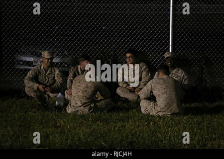 Marines Standby für Ihre Abreise zur integrierten Übung 2-18 vom Marine Corps Base Hawaii, Jan. 12, 2018. ITX ist ein groß angelegtes, kombiniert - arme Training auf der Marine Corps Air Ground Combat Center Twentynine Palms durchgeführt durchgeführt, weiterhin zunehmende Bereitschaft der Einheiten als Marine Air-Ground Task Force. Die Teilnahme vom Hawaii-basierte Einheiten umfasst 3d Marine Regiment; 2d-Bataillon, 3d Marine Regiment; 1. Bataillon, 12 Marine Regiment und zur Bekämpfung der Logistik Bataillon 3. Stockfoto