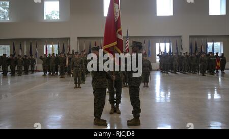 Us Marine Corps Sgt. Maj. Robin C. Fortner, rechts, aus-gehen, Direktor des Marine Corps University Staff Noncommissioned Officer Academy (SNCOA), um die Farben zu Sgt. Maj. Dylan W. Goldman, Links, während der SNCOA Ändern der Verwaltungsrat Zeremonie an Bord Camp Johnson, N.C., Jan. 12, 2018. Die Zeremonie offiziell übergeben Behörden von Sgt. Maj. Robin C. Fortner, Sgt. Maj. Dylan W. Goldman. Stockfoto