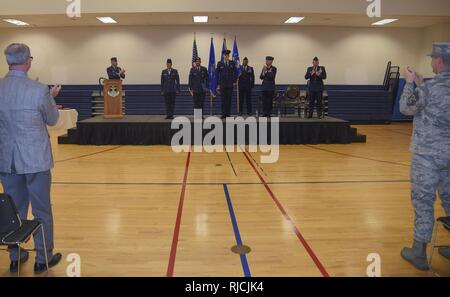 Von links nach rechts: Flieger 1. Klasse Cardamomi Vargas-Rodriguez, medizinische Operationen 460th Squadron medizinischer Techniker, Jason Dennis, 460Th Security Forces Squadron eingeschränkter Bereich eintrag Controller, und Christopher Clark, 566Th Intelligence Squadron Intelligenz, sind viel Lob für ihre neueste Errungenschaft nach Erhalt Älterer Flieger-Zone Jan. 12, 2018, an der 460th Raum Flügel Ändern des Befehls Zeremonie auf Buckley Air Force Base, Colorado. Stockfoto