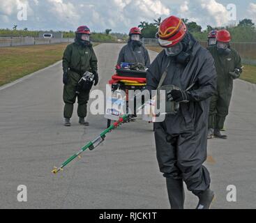 U.S. Army Reserve SPC. Aldrich Cushnie, verwendet einen VDR 2 Strahlungsdetektor, als er ein Recon Element der 468th Engineer Loslösung führt, 368 Techniker Bataillon, 302d Manöver Verbesserung Brigade, 412 Theater Ingenieur/Befehl in Danvers, Massachusetts, bei einer gemeinsamen Übung mit dem Homestead-Miami Speedway und Miami-Dade Fire Rescue Department in Miami, Florida gehostet werden. Jan. 11, 2018. Die anderen Mitglieder des Teams waren, Sgt. Sean O'Connor, PFC-Colin verkündigen, SPC. Jordan Nunes und SPC. David Forcier. Diese jte konzentrierte sich auf den Aufbau von Kapazitäten und der nahtlose Übergang zwischen Th Stockfoto