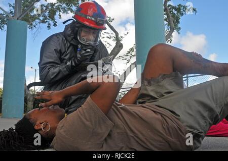 U.S. Army Reserve SPC. Jordan Nunes, Anhang 8, 328 Combat Support Hospital, triages ein 'Opfer' eines simulierten Masse chemische Angriffe während der gemeinsamen Übung von Der Homestead-Miami Speedway und Miami-Dade Fire Rescue Department in Miami, Florida gehostet werden. Jan. 11, 2018. Diese jte konzentrierte sich auf den Aufbau von Kapazitäten und der nahtlose Übergang zwischen den örtlichen Ersthelfern und die Unterstützung durch die Nationalgarde und aktive Armee Soldaten zur Verfügung gestellt. (U. Sarmee-reserve Stockfoto