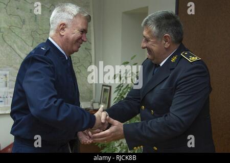 Us Air Force Brig. Gen. Robert Huston, NATO-Hauptquartier Sarajevo Commander, Münzen Brig. Gen. Radovan Ilic, 6 Infanterie Brigade der Streitkräfte von Bosnien und Herzegowina, Commander, Jan. 11, 2018 Kozara Kaserne, Banja Luka, Bosnien und Herzegowina. Die NATO Senior Leader met mit mehreren AFBiH Führungskräfte der AFBiH Bereitschaft, Herausforderungen zu lernen und unterstreichen das Engagement der NATO AFBiH zu unterstützen. Stockfoto