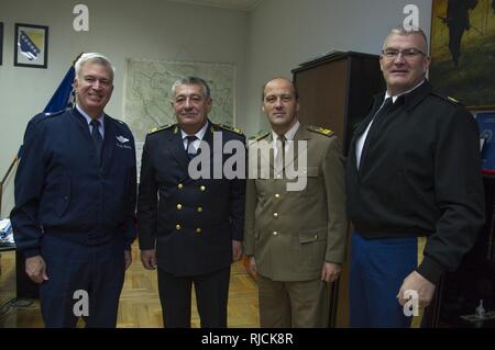 Us Air Force Brig. Gen. Robert Huston, NATO-Hauptquartier Sarajevo Commander und U.S. Army Command Sergeant Major Steven Shepherd, NATO-Hauptquartier Sarajevo's Senior Leader angeworben, Treffen mit Streitkräften Bosnien und Herzegowina Führungskräfte Jan. 11, 2018, Banja Luka, Bosnien und Herzegowina. Brig. Gen. Radovan Ilic ist die 6 Infanterie Brigade der AFBiH handeln Commander und Command Sergeant Major Dusko Milakovic ist die 6 Infanterie Brigade der AFBiH senior angeworben. Stockfoto