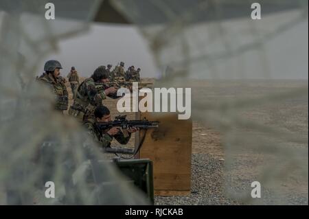 10. besondere Bedienung Kandak Kommandos verhalten Kleinwaffen Barriere feuern Bohrer während einer Reihe von Waffen Proficiency reicht im Camp Pamir, Provinz Kunduz, Afghanistan, Jan. 13, 2018. Die spezielle Operatoren, weiterhin Druck auf die Taliban durch eine aggressive Winter Kampagne im Norden des Landes zu übernehmen. Stockfoto