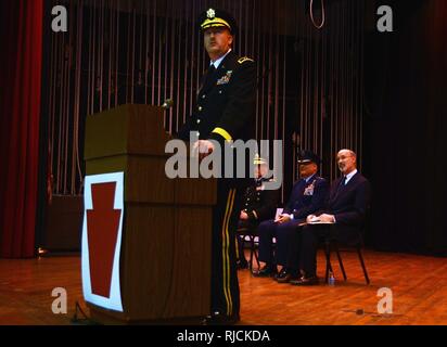 Generalmajor Andrew S. Schafer jr., 28 Infanterie Division Commander, Adressen der rund 500 Soldaten mit 28 Infanterie Division Hauptsitz und Sitz Bataillon, Pennsylvania National Guard, die von ihren Familien verbunden wurden und in einer Zeremonie 13 geehrt, wie sie sich vorbereiten, Abzuweichen für eine Bereitstellung in den Nahen Osten zur Unterstützung der Operation Spartan Schild (OSS). Auch in Anwesenheit von Links nach Rechts, Armee Kaplan (Lt. Col.) Peter Lawson, Generalmajor Anthony Carrelli, Pennsylvania Adjutant General und Gouverneur von Pennsylvania Tom Wolf. Stockfoto