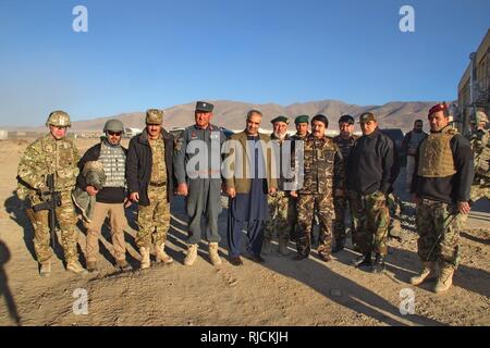 Task Force Südosten Führer, einschließlich Militär und Polizei Advisor Team Kommandanten und Berater Durchführung einer Expeditionary Beratungsangebot (EAP) zu FOB Sultan in der Provinz Ghazni. Während des EAP, TF Südosten Regierungschefs mit der afghanischen Armee (ANA), der afghanischen nationalen Polizei (ANP und Nationale Direktion für Sicherheit (NDS) Beamten, der Landeshauptmann (PGov) in Ghazni zu gehören. Große Kevin Nicklay (links) Commander, Task Force Südosten Polizei Advisory Team in diesem Bild angezeigt wird. Stockfoto