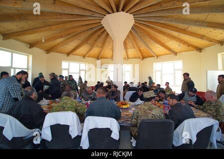 Task Force Südosten Führer, einschließlich Brig. Gen. David Hamilton, militärischen und polizeilichen Advisor Team Kommandanten und Berater Durchführung einer Expeditionary Beratungsangebot (EAP) zu FOB Sultan in der Provinz Ghazni. Während des EAP, TF Südosten Regierungschefs mit der afghanischen Armee (ANA), der afghanischen nationalen Polizei (ANP und Nationale Direktion für Sicherheit (NDS) Beamten, der Landeshauptmann (PGov) in Ghazni zu gehören. Stockfoto