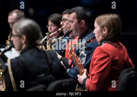 FAIRFAX, Va. (Jan. 13, 2018) Mitglieder des militärischen US-Bands in Washington, D.C. stationiert, führen Sie auf internationalen Saxophon Symposium der US-Navy Band an der George Mason University in Fairfax, Virginia. Die internationale Saxophon Symposium ist der Marine Band größten outreach Veranstaltung jedes Jahr mit Tausenden von Studenten, Lehrer, Künstler und andere Teilnehmer aus der ganzen Welt. Stockfoto