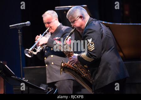 FAIRFAX, Va. (Jan. 13, 2018) Chief Musiker Robert Holmes, rechts, und Chief Musikers Timothy Stanley durchführen auf internationaler Saxophon Symposium der US-Navy Band an der George Mason University in Fairfax, Virginia. Die internationale Saxophon Symposium ist der Marine Band größten outreach Veranstaltung jedes Jahr mit Tausenden von Studenten, Lehrer, Künstler und andere Teilnehmer aus der ganzen Welt. Stockfoto