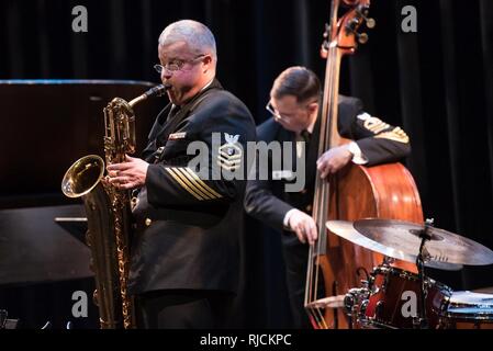 FAIRFAX, Va. (Jan. 13, 2018) Chief Musiker Robert Holmes führt auf internationaler Saxophon Symposium der US-Navy Band an der George Mason University in Fairfax, Virginia. Die internationale Saxophon Symposium ist der Marine Band größten outreach Veranstaltung jedes Jahr mit Tausenden von Studenten, Lehrer, Künstler und andere Teilnehmer aus der ganzen Welt. Stockfoto