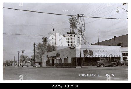 Straße in Lovelock, Pershing County, Nevada, USA, mit Felix Bank Club im Vordergrund. Stockfoto