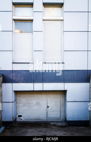 Eingang zum alten Tiefgarage mit weißen Tore. Garage Tor in eine Tiefgarage. Stockfoto