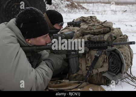 Us-Soldaten an die Zentrale und Hauptverwaltung Truppe sniper Abschnitt, 3 Staffel, 2. Reiterregiment, Feuer ihre M4 Gewehren auf einen Bereich in der Nähe der Bemowo Piskie, Polen, Jan. 17, 2018 zugeordnet. Diese Soldaten sind ein Teil der einzigartigen, multinationalen Battle Group, bestehend aus USA, Großbritannien, Kroatischen und Rumänische Soldaten dienen, die mit der polnischen 15 mechanisierte Brigade als Abschreckung Kraft im Nordosten Polens in der Unterstützung der NATO-Präsenz verstärkt nach vorne. Stockfoto