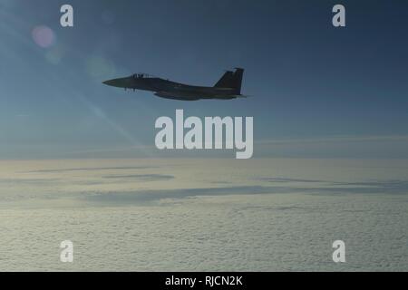 Eine F-15 Eagle von RAF Lakenheath, England, fliegt neben einer B-52 Stratofortress von Minot Air Force Base, N.D., nach einer Ausbildung Flug über das Vereinigte Königreich, Jan. 12, 2018. Der Zweck der Bereitstellung von Air Force Global Strike Command B-52 und Fliegern auf RAF Fairford ist ein Zustand der Bereitschaft an der United States Air Forces in Europa Standort für strategische Bomber zu trainieren. Stockfoto