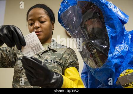 Airman 1st Class Briana McIver, Links, 23d Luft- und Raumfahrtmedizin Squadron (AMDS) bioenvironmental engineering Lehrling, und 2 Lt Eric Olson, 23d AMDS bioenvironmental Engineer, lesen Sie die Anweisungen für eine Probe (HHA) während biohazard Readiness Training, Jan. 12, 2018, bei Moody Air Force Base, Ga Eine HHA unterscheidet, ob die Stichprobe ist eine tödliche Protein. Dieser Prozess, durch den Anweisungen gewährleistet eine Standardisierung der Probenahme. Die Bioenvironmental Engineering Flug getestet, um die Reaktionsfähigkeit in einem simulierten Kontamination Szenario. Bioenvironmental Engineering Stockfoto