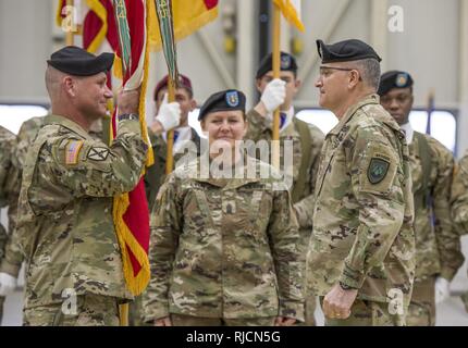 Generalleutnant Christopher G Cavoli (links), eingehende Kommandant der United States Army Europe (USAREUR), empfing die usareur Farben von Gen. Curtis M. Scaparotti (rechts), United States European Command (EUCOM) Commander während der usareur Annahme des Befehls Zeremonie auf Lehm Kaserne in Wiesbaden, Deutschland 18.01.2018. Stockfoto