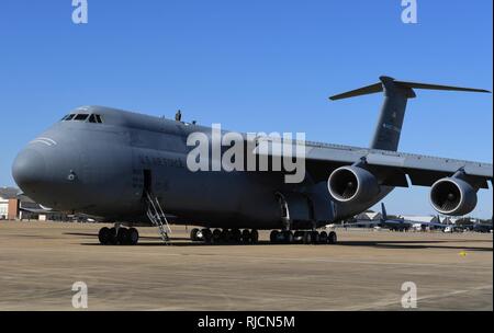 Ein Besatzungsmitglied auf einem C-5 M Super Galaxy von Dover Air Force Base, Del., schaut aus einer Luke auf der Flightline in Barksdale Air Force Base, La., Jan. 12, 2018. Die C-5 M und seine Crew waren in Barksdale aufgrund einer Wartung Verzögerung gestoppt. Stockfoto