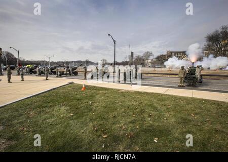 Us-Armee Soldaten mit einer Batterie, 3-112 th Field Artillery, New Jersey Army National Guard, Feuer ein 19-gun Salute mit M 119 3 Haubitzen während der Eröffnungsfeier für New Jersey Governor Phil Murphy Jan. 16, 2018. (New Jersey National Guard Stockfoto