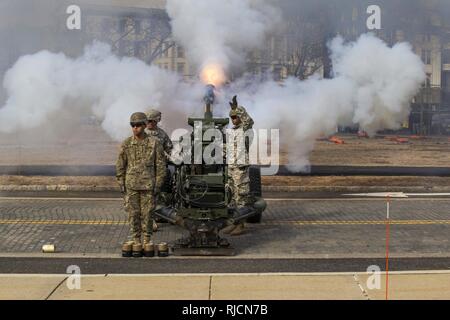 Us-Armee Soldaten mit einer Batterie, 3-112 th Field Artillery, New Jersey Army National Guard, Feuer ein 19-gun Salute mit M 119 3 Haubitzen während der Eröffnungsfeier für New Jersey Governor Phil Murphy Jan. 16, 2018. (New Jersey National Guard Stockfoto