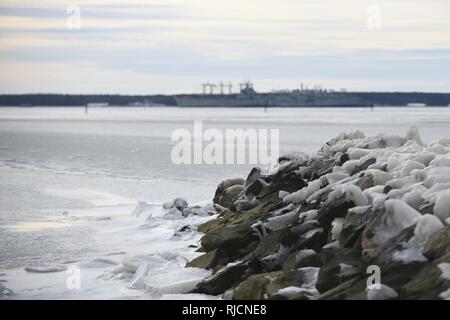 Eis bildet sich an den Felsen von einem Steg auf dem James River nach Sturm Grayson an Joint Base Langley-Eustis, Va., Nov. 8, 2018. Wintersturm Grayson unleashed Böen von 40 bis 60 MPH, starker Schneefall und Links der Ostküste mit frostigen Temperaturen. Stockfoto