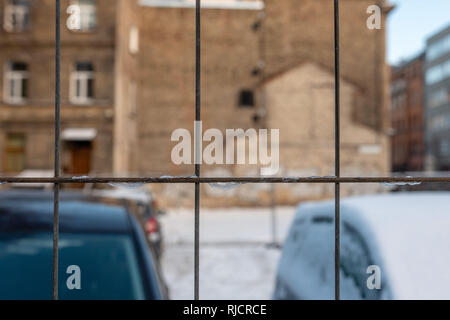 Eisige Metallzaun Raster auf einer Stadt background-image Stockfoto