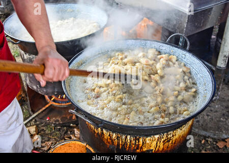 Kochen Schweinefleisch und Speck, Fett und frische Grammeln. Stockfoto