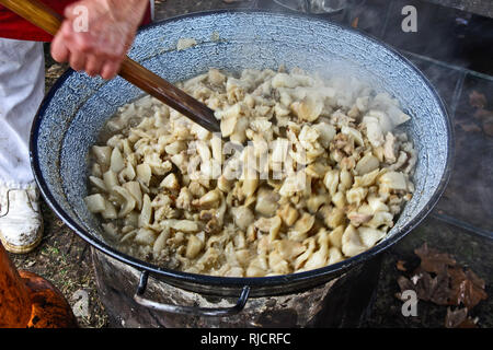 Kochen Schweinefleisch und Speck, Fett und frische Grammeln. Stockfoto