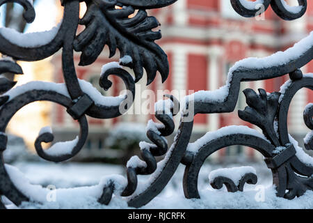 Verschneite dekorative yard Tor aus Metall - Bild Stockfoto