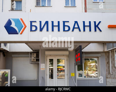 Voronezh, Russland - 13. August 2018: Logo und Name der Bank 'Binbank' Stockfoto