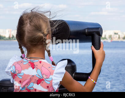 Voronezh, Russland - 13. August 2018: Das Mädchen schaut in das Fernglas Stockfoto