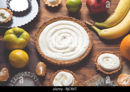 Vorbereitung einer fruit cake auf rustikalen Holztisch Stockfoto