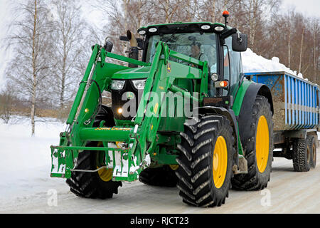 Salo, Finnland - Februar 2, 2019: John Deere Traktor schleppt Schnee von den Straßen und Parkplätze abgeräumt von Stadt zu Stadt Schnee Dumping. Stockfoto