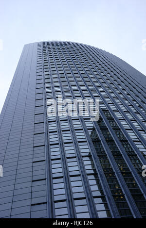 Die untere Ansicht der modernen Wolkenkratzer Pollux in der Friedrich-Ebert-Anlage im Stadtteil Gallus in Frankfurt am Main. Stockfoto