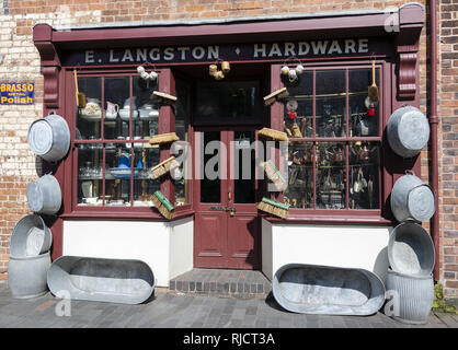 Der Eisenwarenladen E. Langston im Black Country Living Museum in Dudley, West Midlands, England, Großbritannien Stockfoto