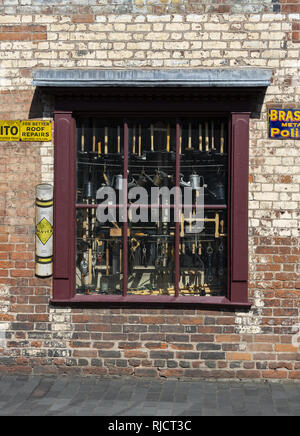 Der Eisenwarenladen E. Langston im Black Country Living Museum in Dudley, West Midlands, England, Großbritannien Stockfoto