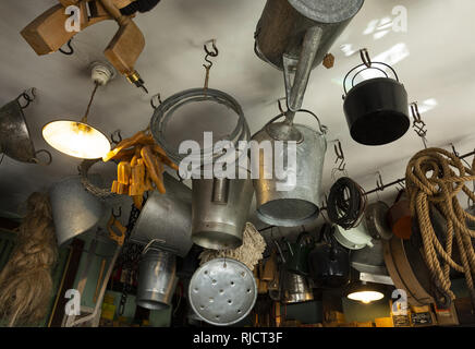 Produkte im E. Langston Eisenwarengeschäft im Black Country Living Museum in Dudley, West Midlands, England, Großbritannien Stockfoto