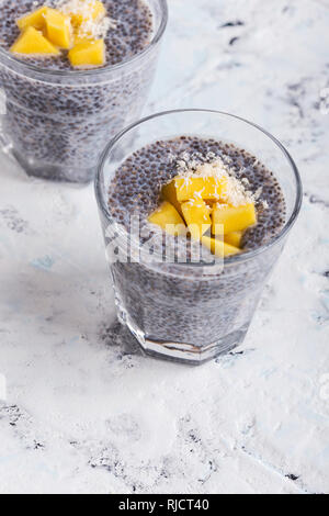 Mango Chia pudding Mandelmilch in Gläsern, gesundes Frühstück essen, Leckere vegane Nachspeise oder Zwischenmahlzeit Stockfoto